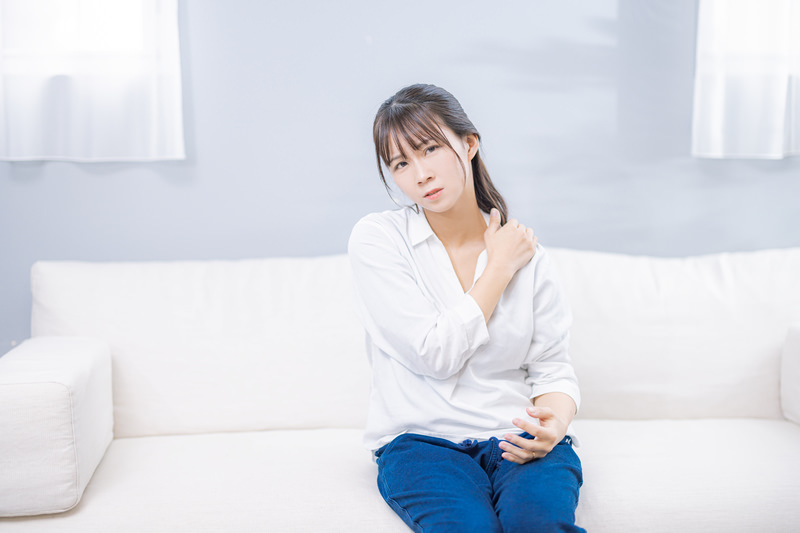 肩こりに悩む女性のイメージ