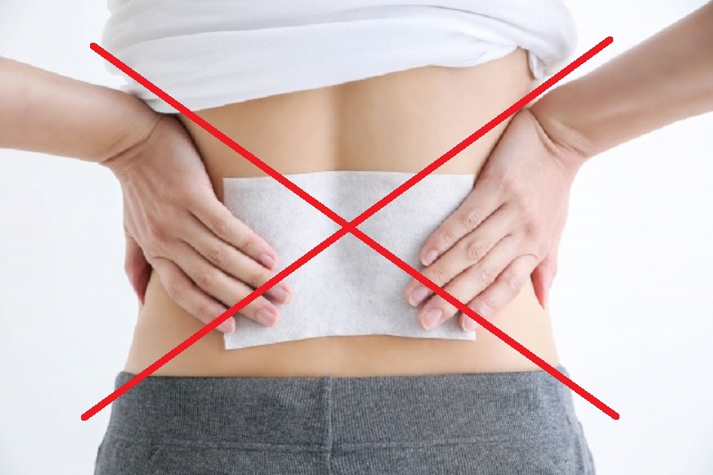 腰痛で湿布を貼るイメージ