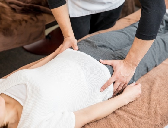 仙川で骨盤のバランスを整える整体施術の様子