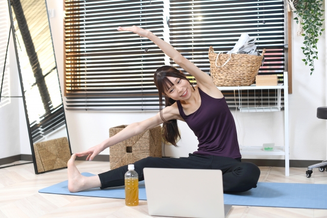 動画を見て腰痛対策するイメージ