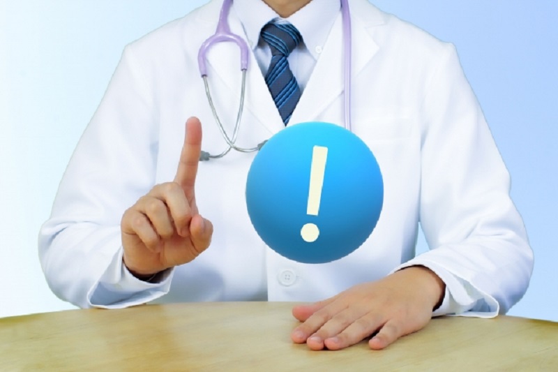 注意が必要な頭痛について説明する医師のイメージ