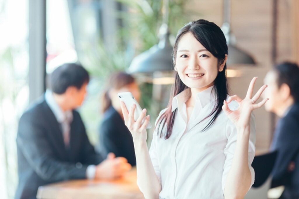 肩こりで整体に問い合わせる女性のイメージ