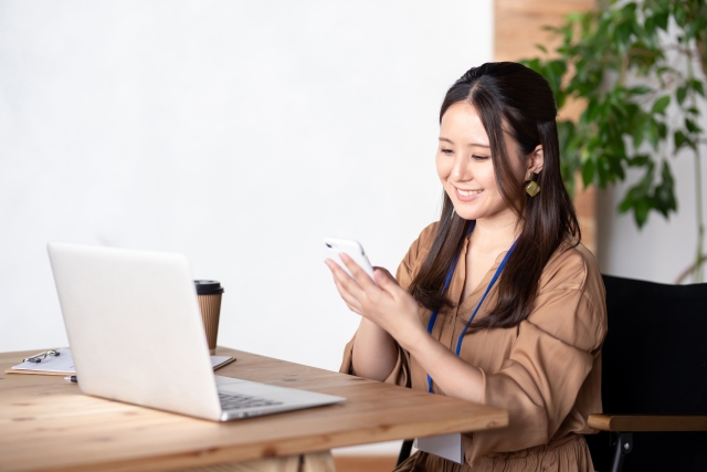 腰痛の悩みを整体に相談する女性のイメージ