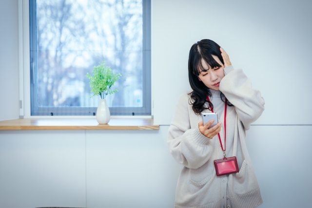 ストレートネックが治らずに頭を抱える女性のイメージ