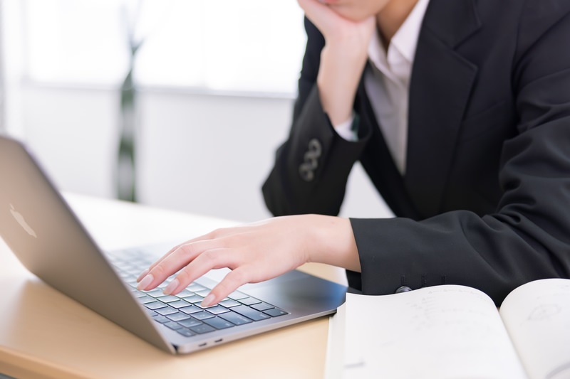 デスクワークで頭痛が出る原因のイメージ