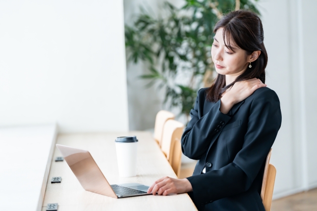 肩こりに悩む女性のイメージ