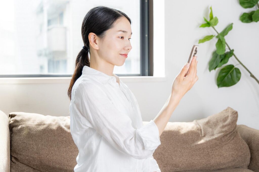 正しい姿勢でスマホを見る女性のイメージ
