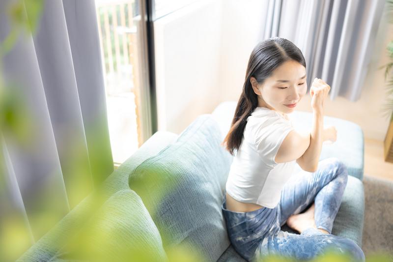 ストレッチする女性のイメージ