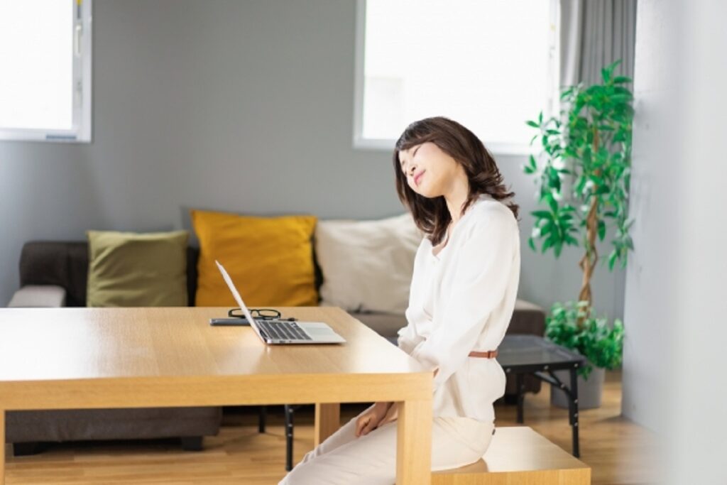 ストレートネックを治すためにストレッチする女性のイメージ