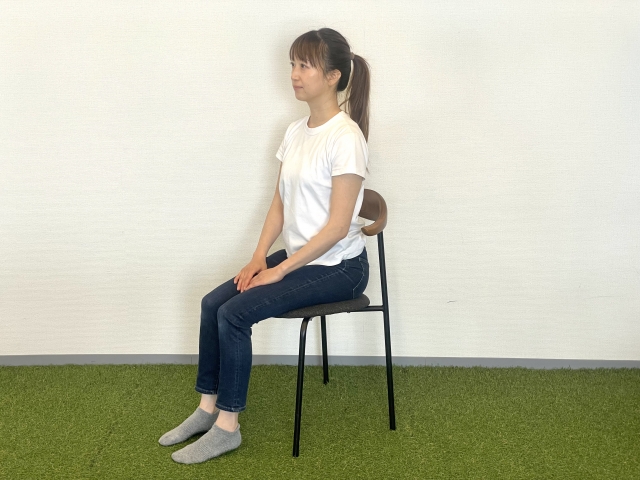 正しい姿勢で座る女性のイメージ